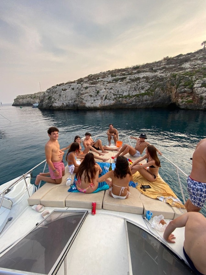 Grupo viajando en barco por Albania